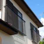 ベランダを撤去した掃き出しの窓には軽量のアルミ手すりを付けました。
