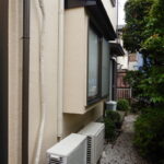 ベランダにあったエアコンの室外機は下におろして再接続