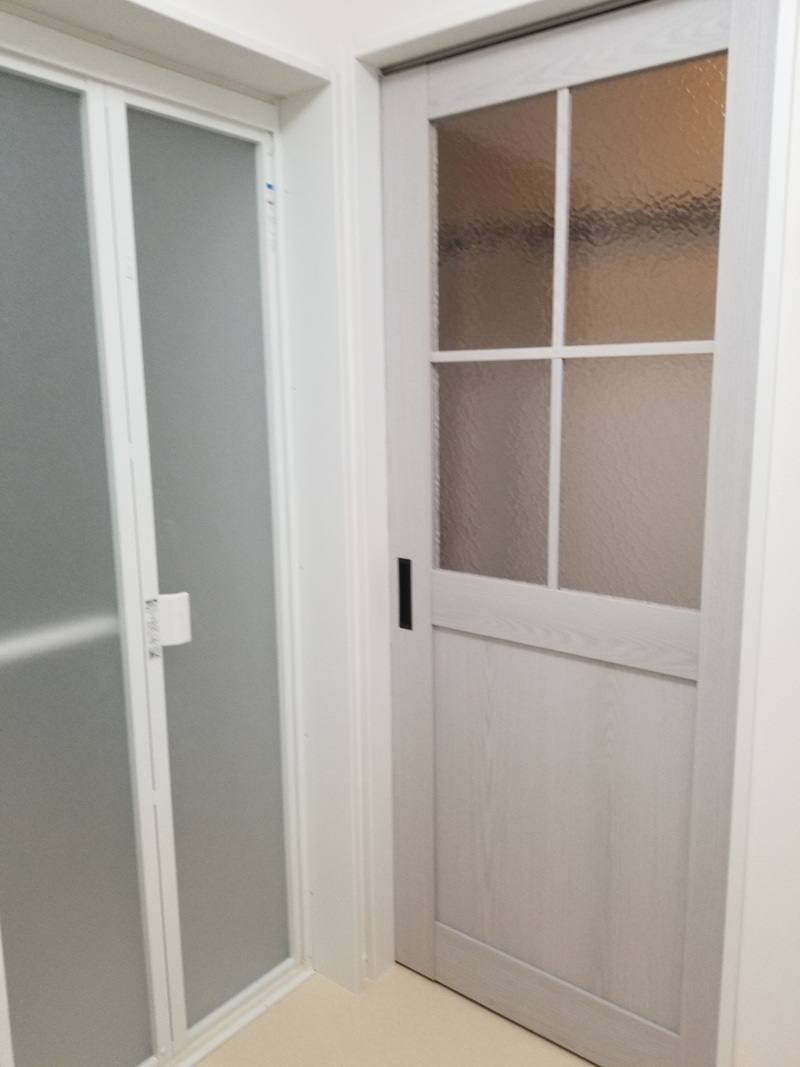 after
すりガラスの引違いだった扉も変更
ショールームで実際に見て決めたそうです。
とっても素敵ですよね。
扉を開けるたびにワクワクしますね。
