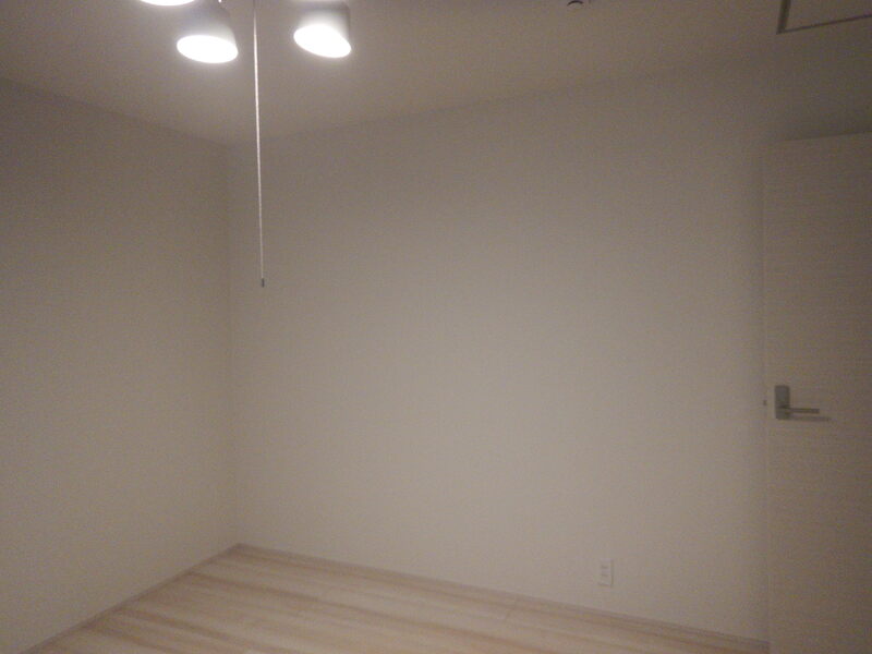 before
部屋の位置はリビング・キッチンに隣接する部屋ですが、部屋に入るには廊下をぐるっと回ります。