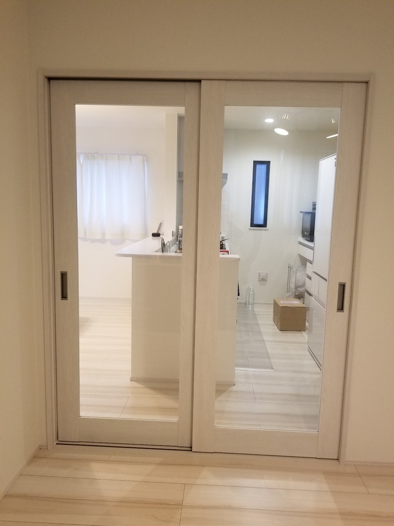after
壁をくり抜き引違の建具を入れました。
ガラスもクリアなのでかなりの見通しのよさ。