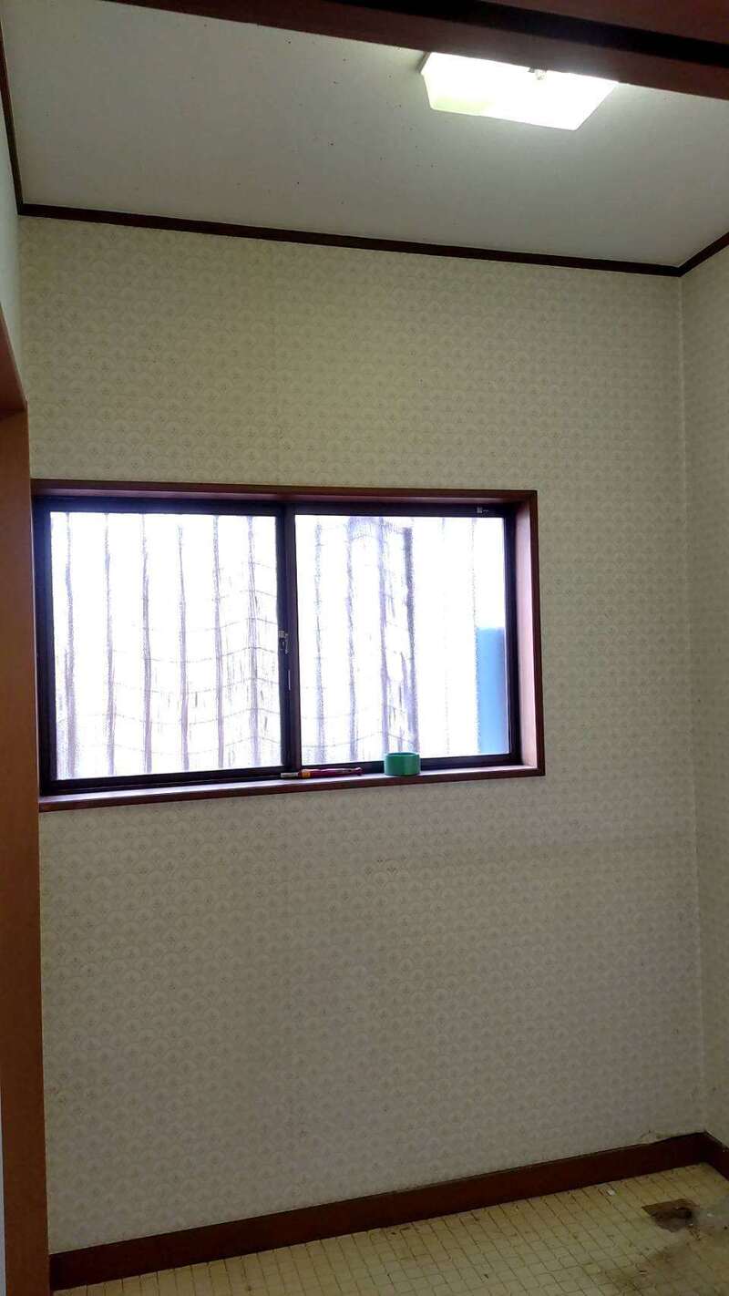 before
床やかわいらしいクロスも長年のうちに地震や経年劣化で古びてきたので・・・