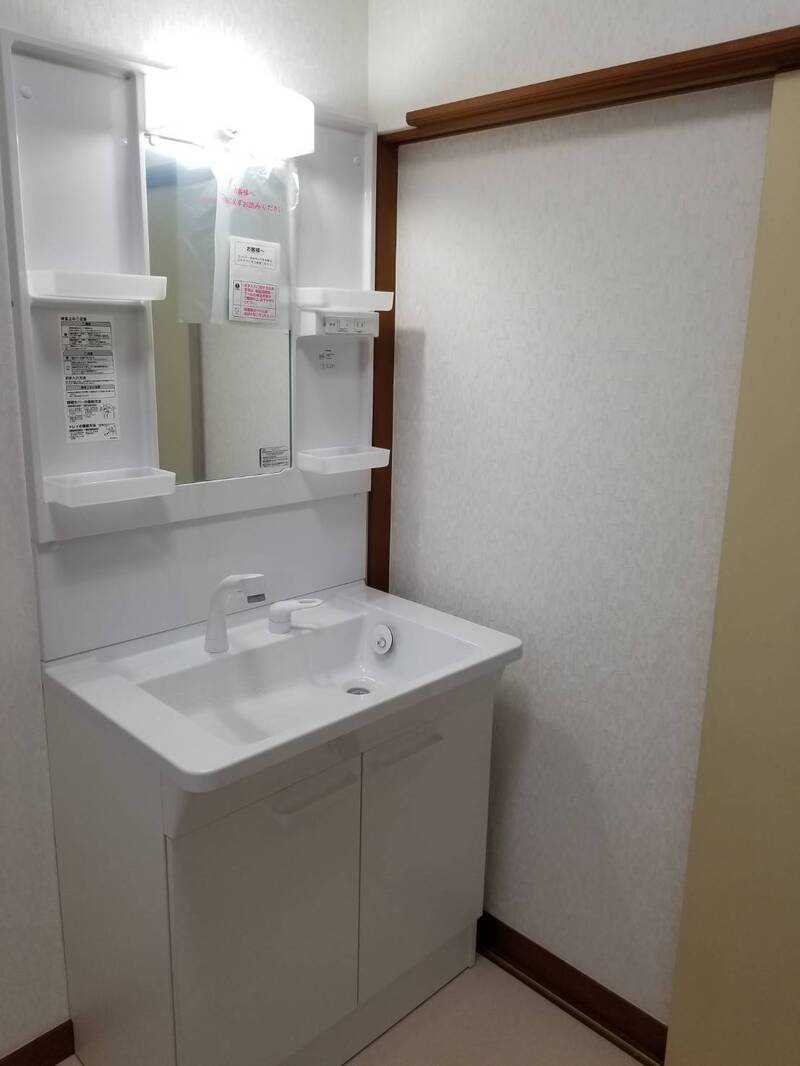 after
洗面台を交換！
白ベースの洗面台にしたので、サイズ感は一緒ですがなんとなく洗面所が広く感じられる。