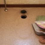 施工中
排水管の位置が現在主流のもとは違うため、配管を移動