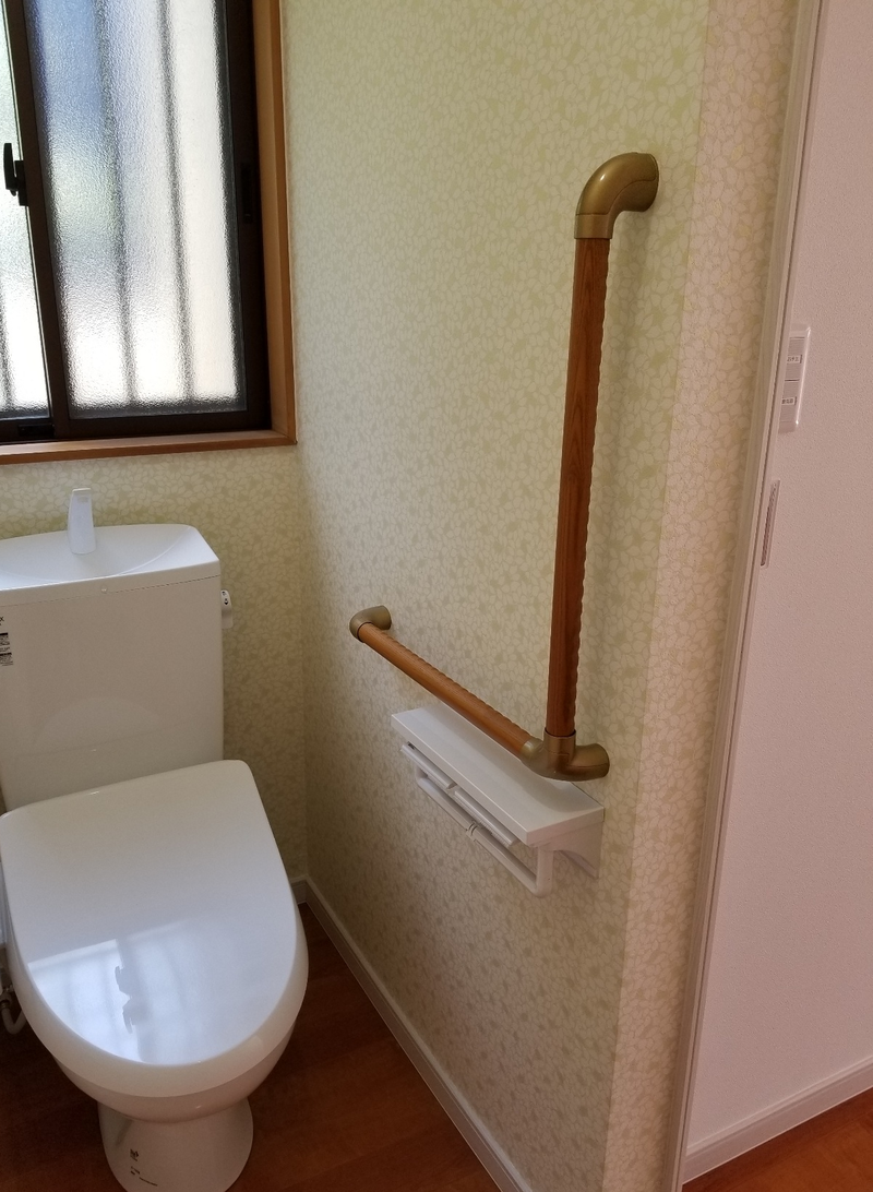 after
新しいトイレスペースは既存の中廊下だった場所に。

サッシは既存のものを残しそのまま使用しました。
L型の手摺も設置して安心です！