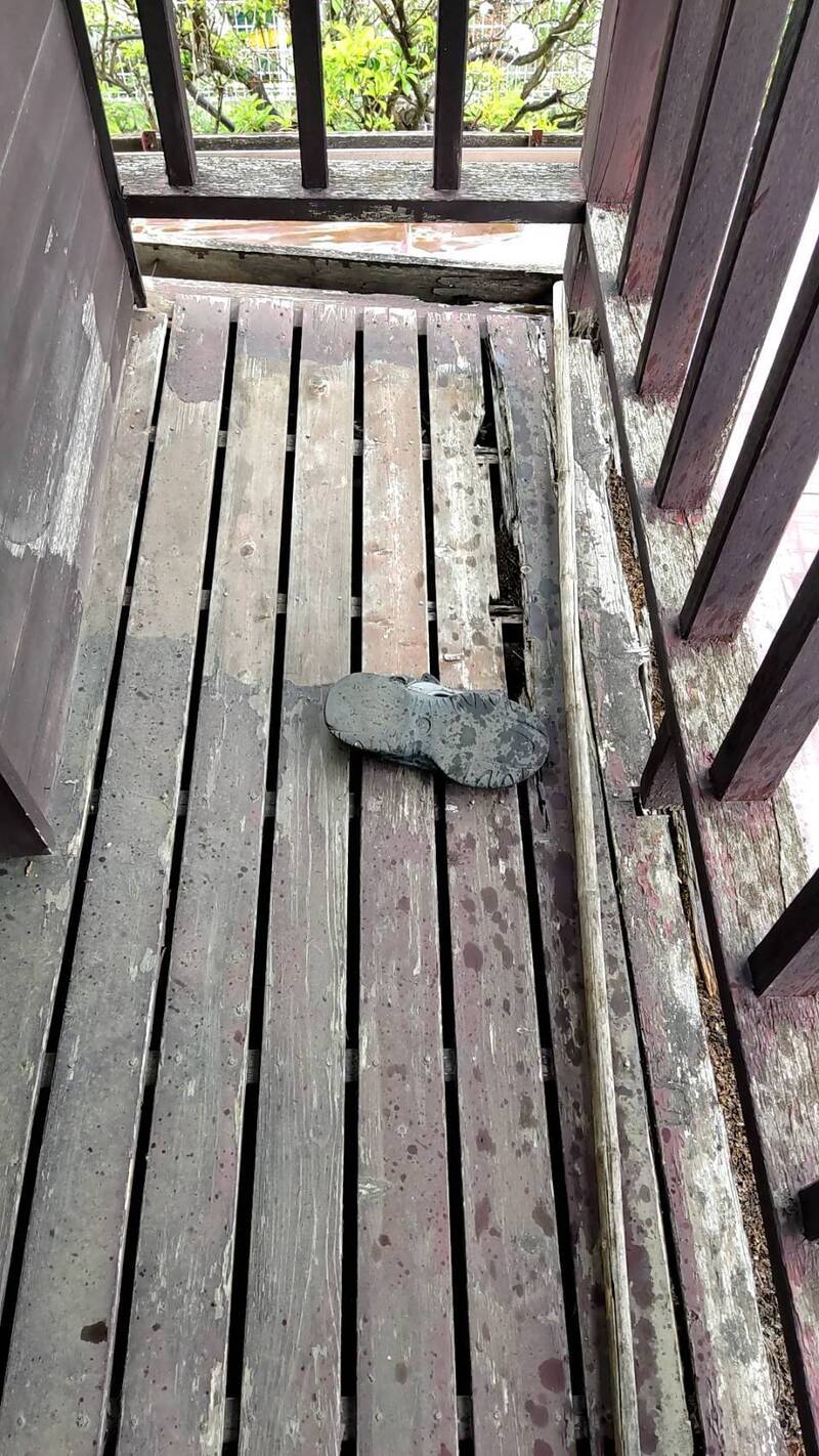 before
長年の雨風で前面部分が腐食してしまっています。