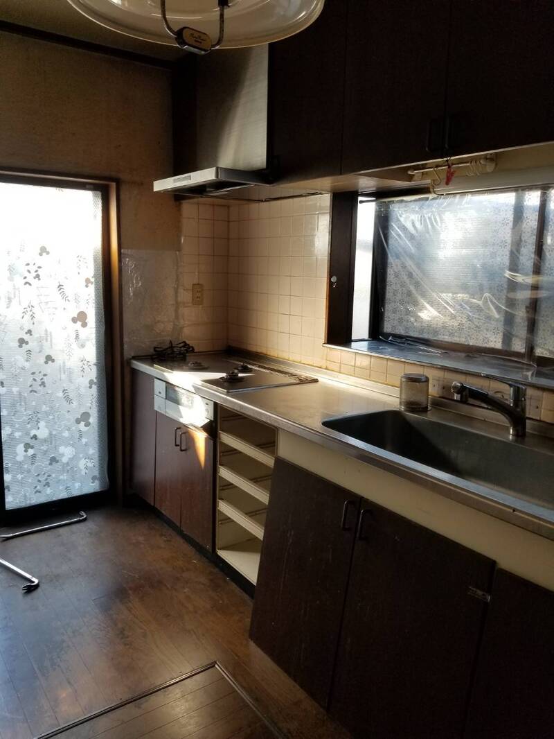 before
建築当時の人気色ブラウン系
床も同色系なのでかなり落ち着いた雰囲気
