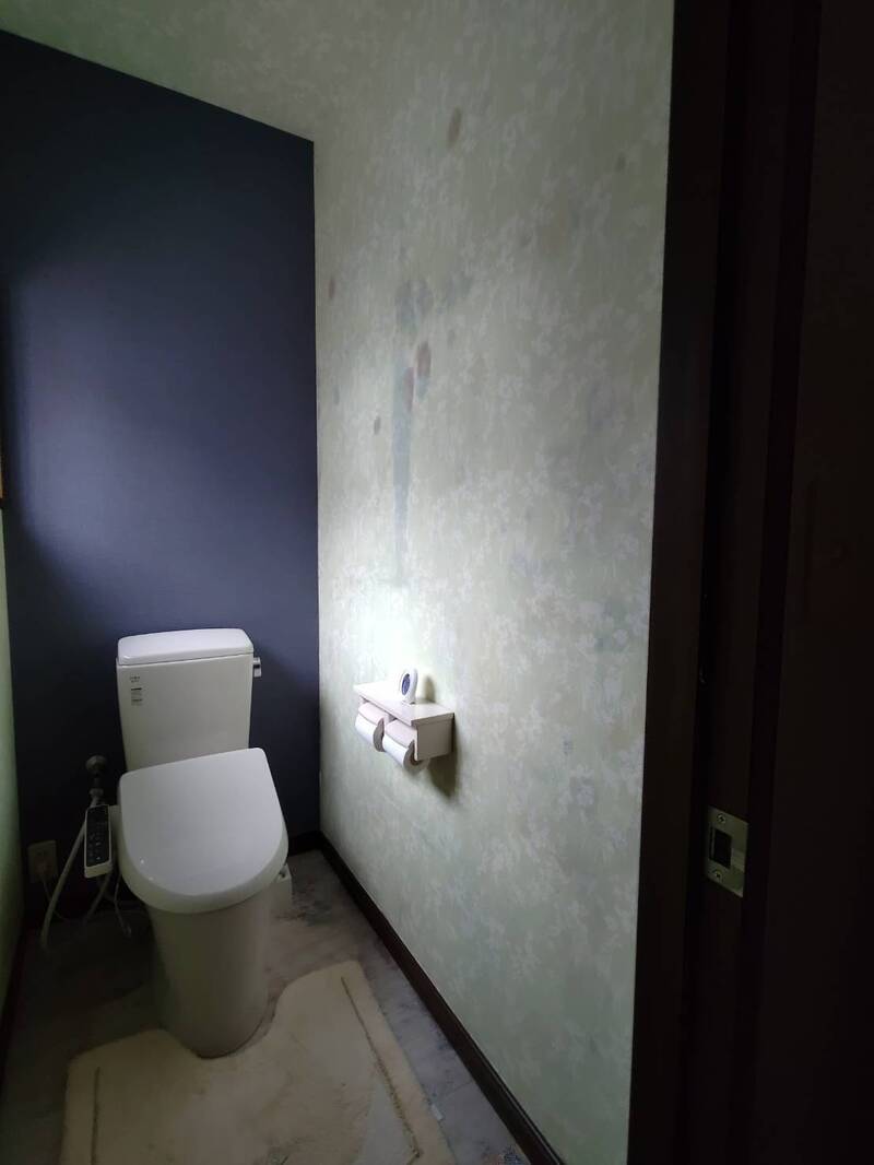 before
トイレ側
水漏れで壁の至るとこにシミが