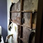 解体中
トイレと洗面の間仕切壁はかなりの水分を含み石膏ボードも下地の木材もボロボロでした。