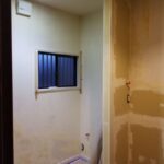 施工中
給水管・排水管もしっかりつなぎなおしました。
今までなかった換気扇も新設しました。