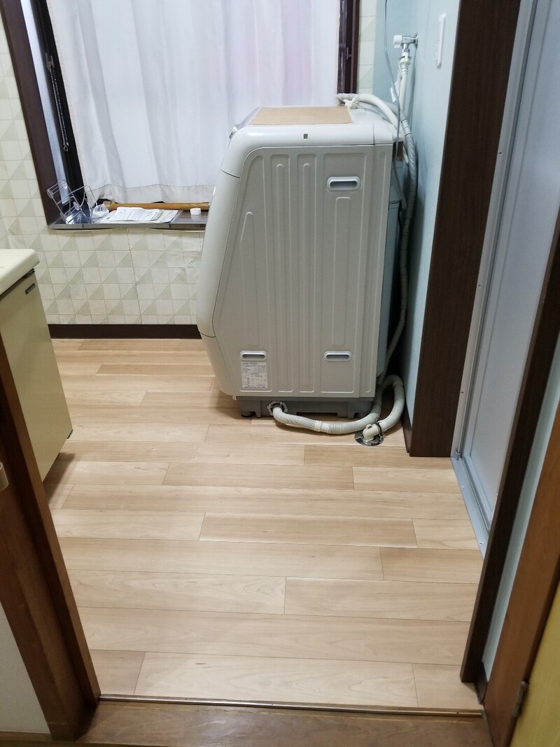 洗面所　after
床板を解体し新しいものに交換しました。
洗濯パンは劣化も進んでいたのと、洗濯パン内にゴミが溜まりやすいため今回撤去し直付の排水口に交換しました。