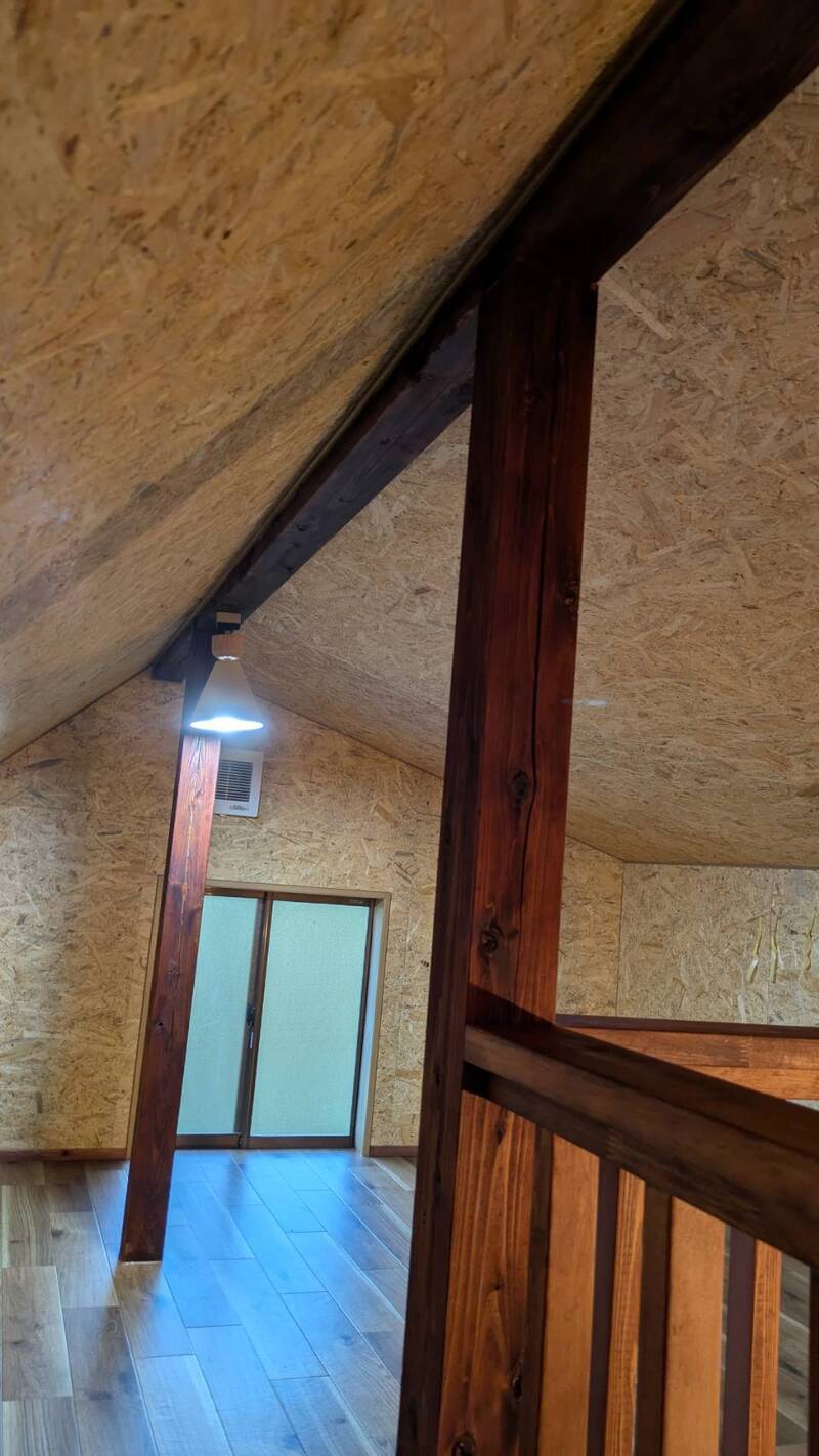 after～小屋裏～
天井に断熱材を入れ
内装はOSBで木質系に
床の色と柱などを濃い目にしたのでメリハリがつきました。