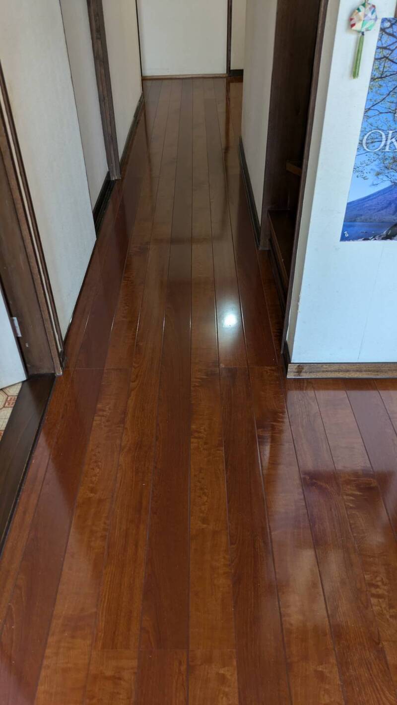 after
下地を補強し床板もしっかりしたものを選んで貼りました。
ノンワックスタイプなのでお手入れの楽々。
色味も極端に変えることなく１トーン明るくするくらいにしました。