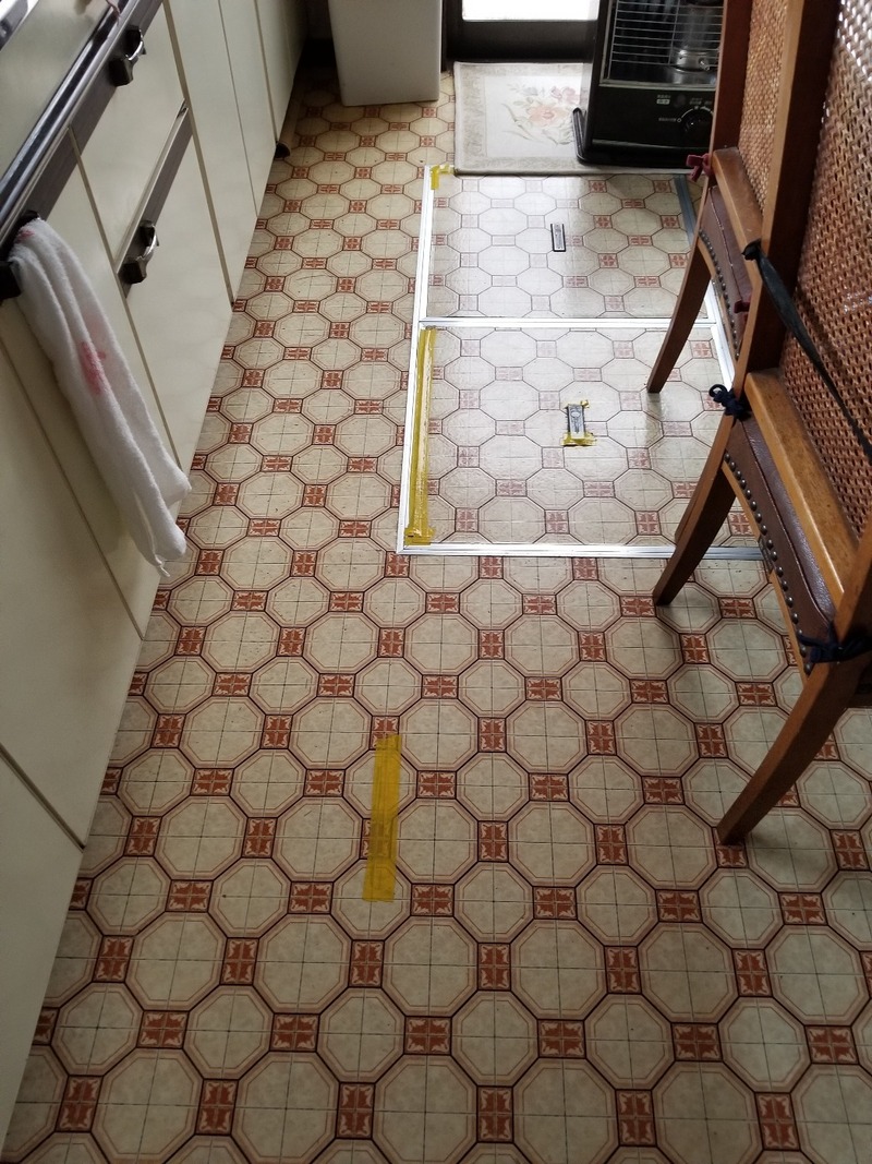 before～キッチン～
こちらも歩くとプカプカで、クッションフロアのジョイント部分が完全にはがれてしまっていました