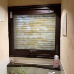 トイレの手洗い上の窓は、ほとんど開けないのでFIXタイプを選択。

元々あったブラインドをサッシの間に入れてしまったので、埃も防げます。