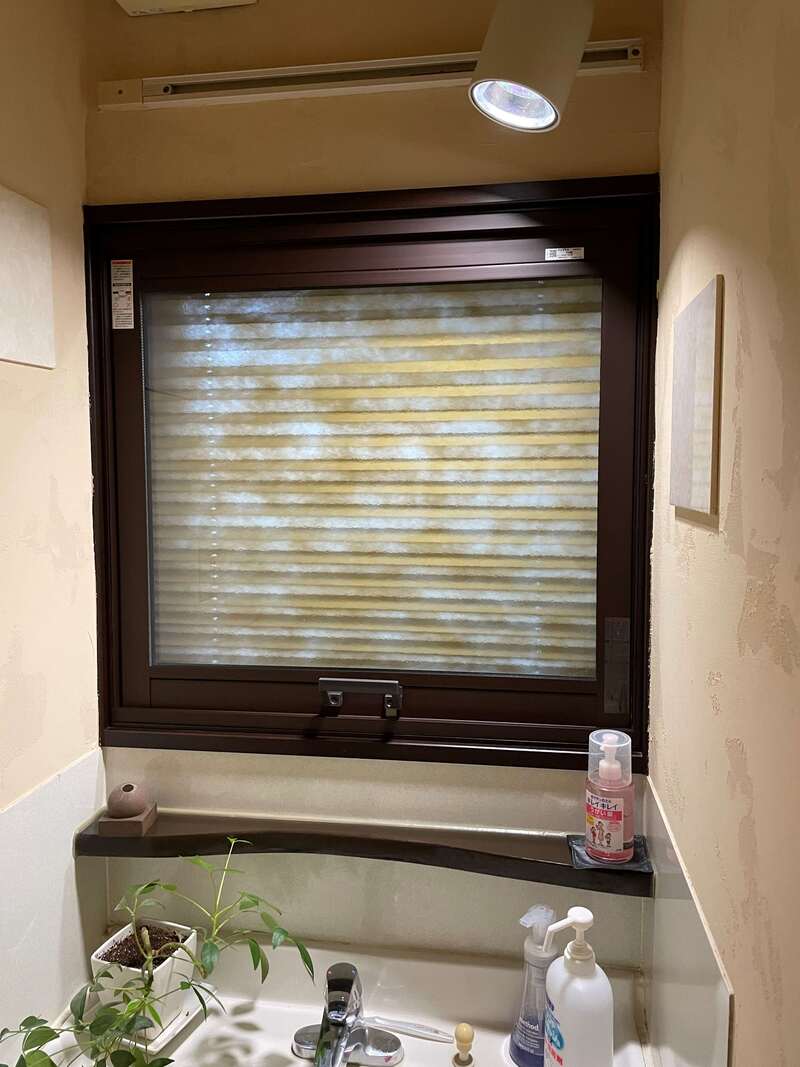トイレの手洗い上の窓は、ほとんど開けないのでFIXタイプを選択。

元々あったブラインドをサッシの間に入れてしまったので、埃も防げます。