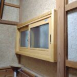 真壁造りのトイレに内窓設置。
設置寸法が足りないので、枠を造作しました。