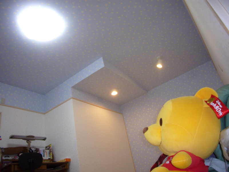 栃木県：納戸を子供部屋にリフォーム　天井付近とクロスの色を替えて明るい部屋に