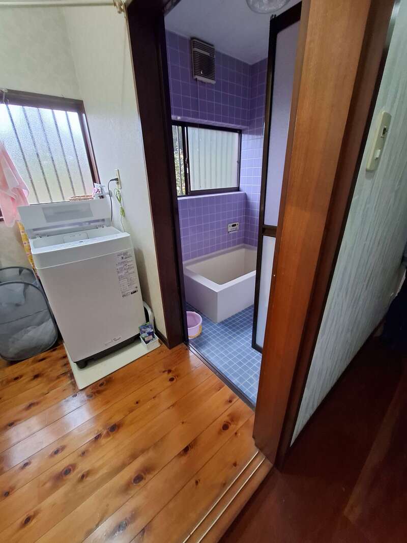before　在来工法のタイルのお風呂は、換気扇と照明器具の連動という問題もあり、とにかく寒い、、、