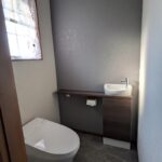 グレーで統一したシンプルモダンなトイレ空間