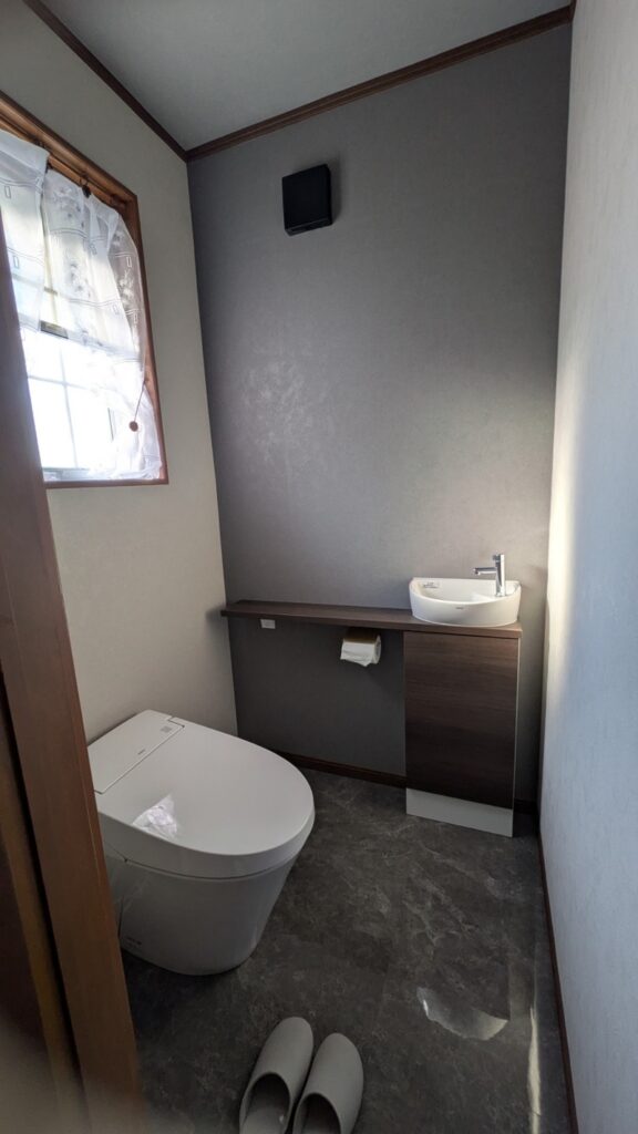 グレーで統一したシンプルモダンなトイレ空間