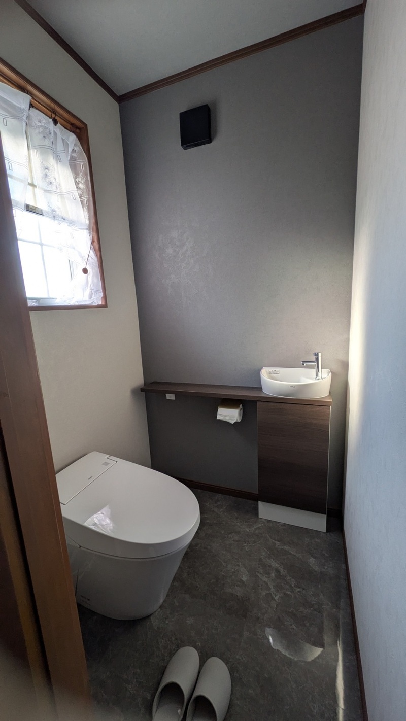 after
壁紙を一新
トイレはタンクレストイレに
手洗器もスッキリおしゃれなベッセルタイプに
換気扇もコンセント式から直結式にしたのでスッキリシャープな印象へ