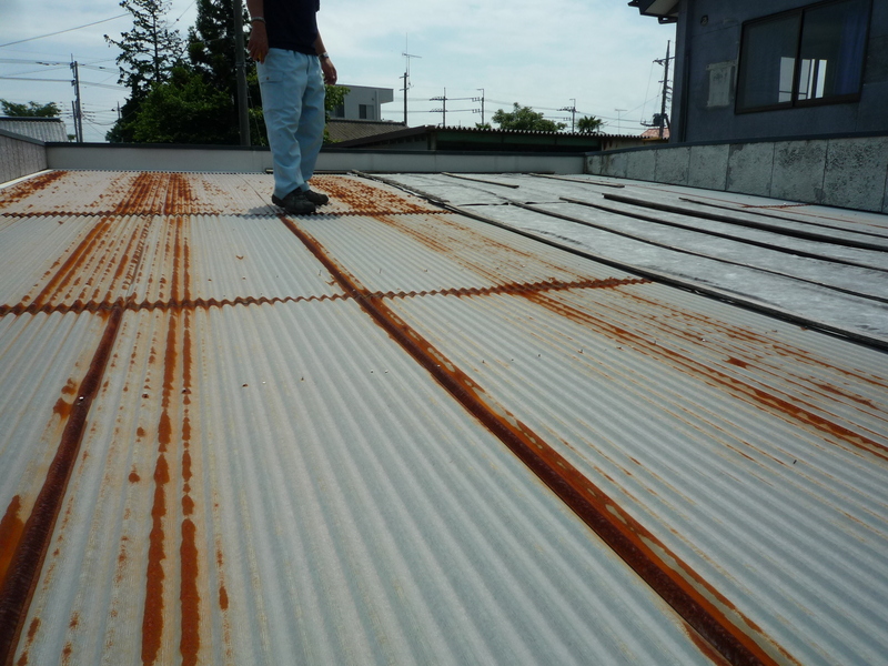 ｂｅｆｏｒｅ
雨漏りを防ごうとした形跡はあるのですが、トタンも錆いたるところに水の進入口がありました。
