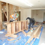 施工中
階段を造っています。パーツを工場で切ってもらうこともできますが、今回は全て手作りです。なかなか暖かみのある感じに仕上がりました。