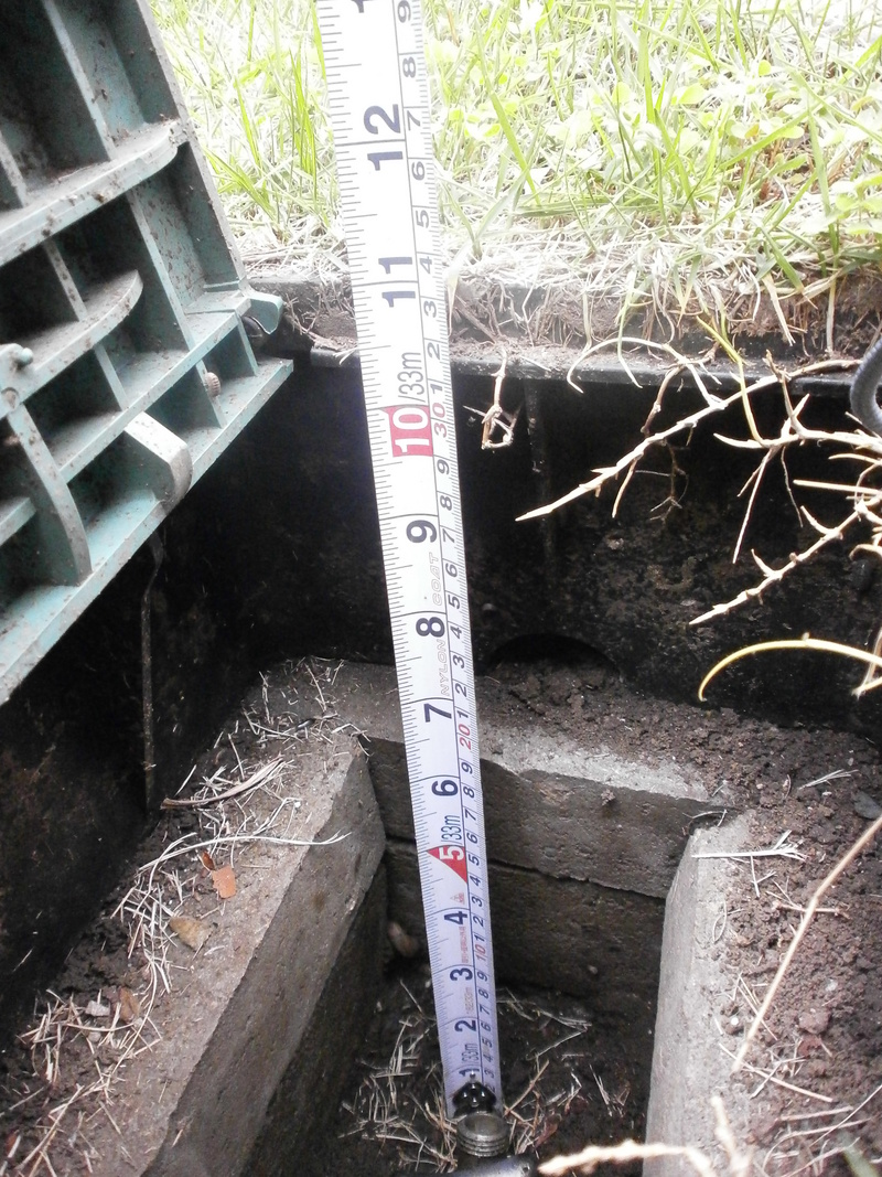 水洗までの深さおよそ1尺（約33㎝）
これでは水を出すにも一苦労(>_<)