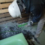 ・・・解体中・・・
壁のタイルを剥がし床を解体中