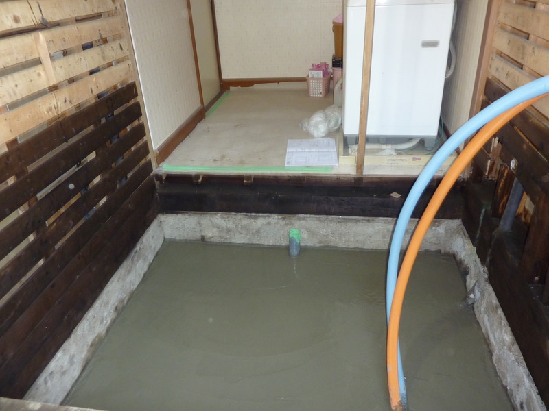 解体後、壁の下部に防虫防腐剤を塗り、基礎にはコンクリートを流します。
固まるまで少しおきます・・・(V)o￥o(V)