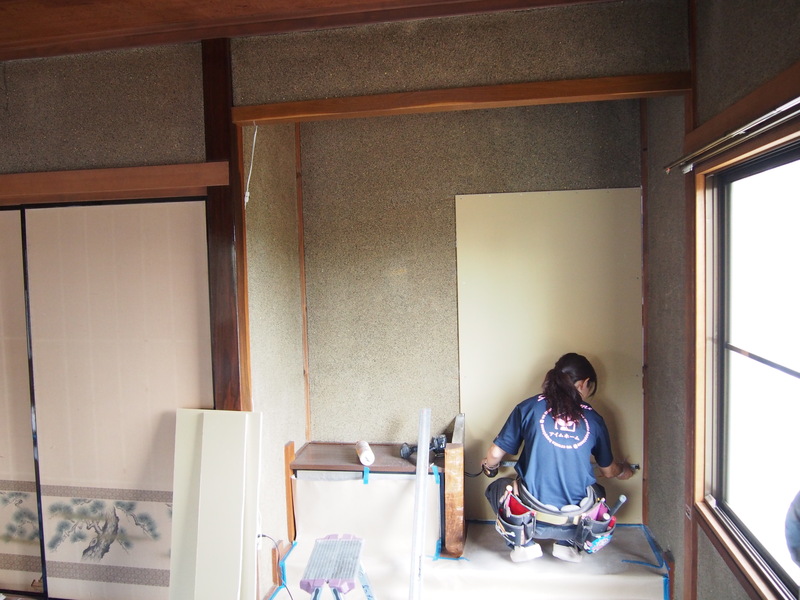 before
昔ながらの繊維壁をクロス張りに内装リフォーム