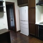 Before
床や巾木、建具も濃い目のダークブラウン色で高級感はありますが、暗い印象です。