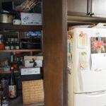 Before
冷蔵庫脇の物入れは、押入れと同じ中段と枕棚という配置。パントリーとしては使いにくいんです。