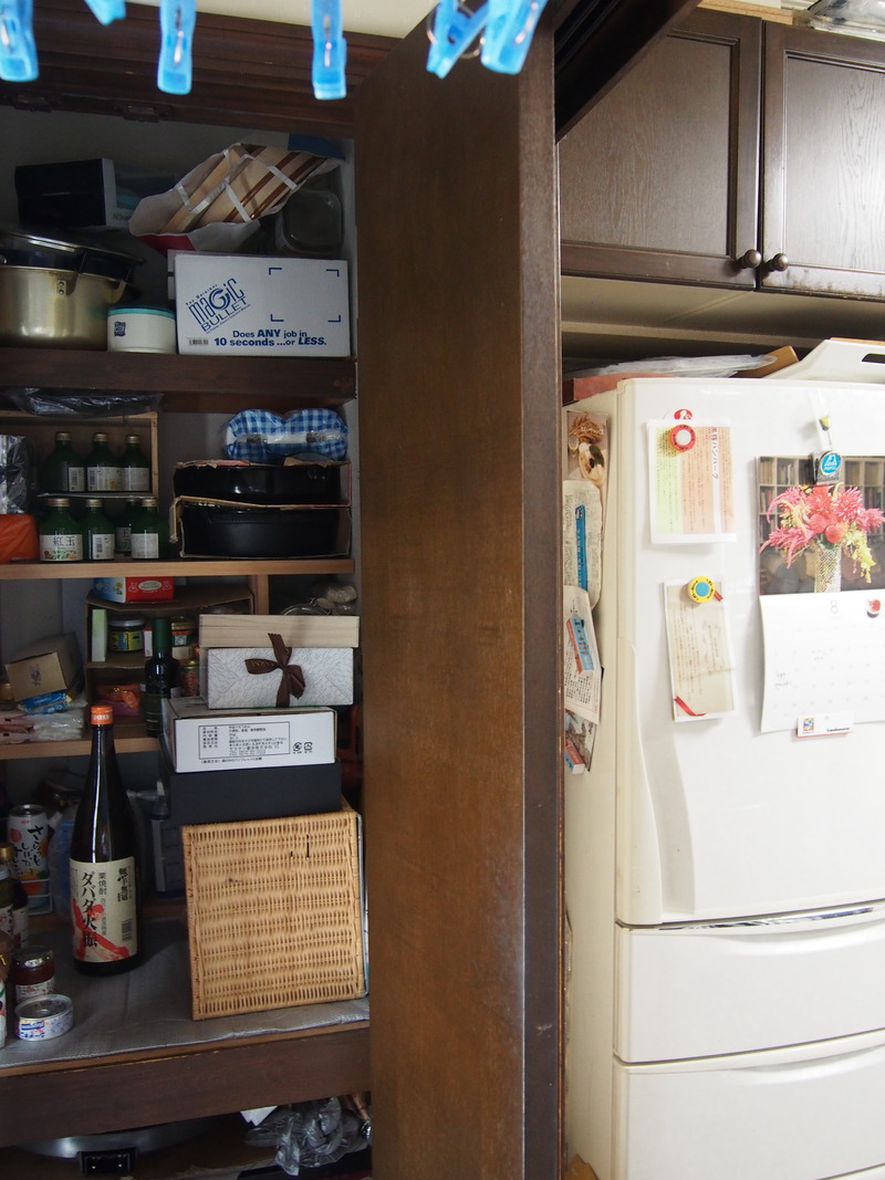 Before
冷蔵庫脇の物入れは、押入れと同じ中段と枕棚という配置。パントリーとしては使いにくいんです。
