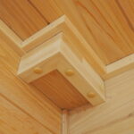 天井の隅にあるこれは・・・
増築前にすでに設置されていたエアコンのダクトが勾配上部屋の中に出てしまうため、箱を作って隠しました。
ダクトに不具合があったときにも取り外せるようにしてあります。(^_^)/