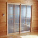 建具はお客様のイメージでそのまま建具屋さんに作っていただきました。
障子では暗くなってしまうので極力透け感のあるものが良いとのことで、ワーロンを使用しました。
柄もお客様の選ばれたのがばっちりはまって、いい感じです。(*^。^*)