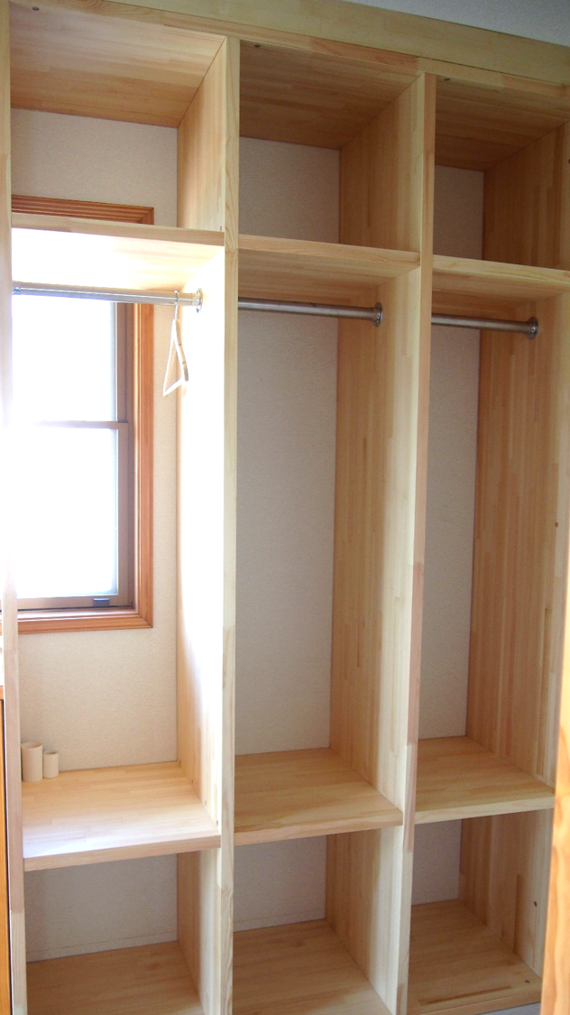 after
棚の仕切りは息子さん3人分なので、3つに仕切りました。
これで、自分のものもどこにあるか分かりやすくなって、お出かけもスムーズに。(^_^)v